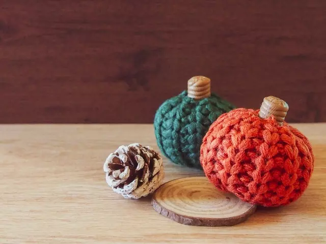 手作りの編み物製品を販売。セーターやマフラー、靴下、帽子や小物など。