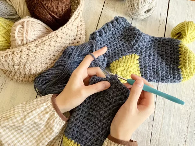 道具の使い方や基本の編み方から複雑な模様編みや編み込み技術まで、習得したい人にとって楽しく実りある時間を提供。